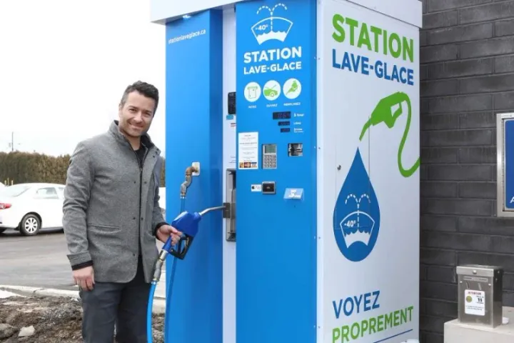 Un utilisateur au pistolet d’une borne Station Lave-Glace